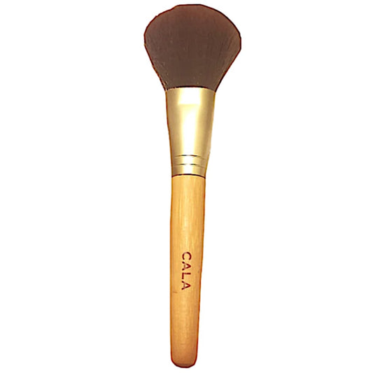 CALA makeup brush with wooden handle and soft bristles. Ideal for applying powder or blush, giving a soft and professional finish.